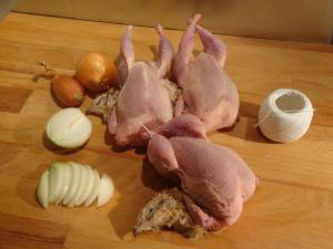 &nbsp;

&diams; La caille&nbsp; &eacute;visc&eacute;r&eacute;e.

Nos cailles sont commercialis&eacute;es sous 2 calibres :la petite minimun 220g, la grosse minimun 250gr.

Elles se conservent 15 jours.

Les cailles d&eacute;class&eacute;es sont de grosses cailles dont la peau a &eacute;t&eacute; d&eacute;chir&eacute;e lors de la plumaison.

&nbsp;

Nos cailles sauront vous surprendre par leur g&eacute;n&eacute;rosit&eacute;.

Pr&eacute;voyez-en une par personne, fa&icirc;tes-nous confiance, m&ecirc;me les gourmands seront rassasi&eacute;s!

Nous conditionnons nos cailles suivant vos besoins.

&nbsp;

&nbsp;
