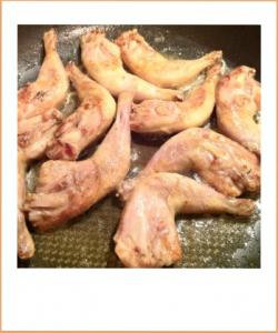 La reine des ap&eacute;ritifs!

Consomm&eacute;e r&ocirc;tie elle ravit les petits comme les grands.Vous pouvez la cuisiner &agrave; la plancha, en brochette, &agrave; la poele, au four.... Vous pouvez m&ecirc;me la pr&eacute;parer la veille et la r&eacute;chauffer au micro-onde. A vous de jouer.

Pour un poids d'environ 25g&nbsp; compter 5 &agrave; 6 cuisses par personne et bien plus pour les enfants.

Vous pouvez commander en barquettes de 500g ( 20 cuisses environ) nature ou barquettes de 400g ( 15 cuisses environ)marin&eacute;es qui se conservent 16 jours.
