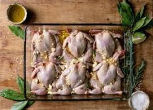 C'est le produit phare de la d&eacute;coupe.

La caille est d&eacute;soss&eacute;e partiellement (reste les os des ailes et des cuisses) et pr&eacute;sent&eacute;e en une seule pi&egrave;ce.

Id&eacute;ale pour farcir ou r&ocirc;tir elle se consomme sans difficult&eacute;s et sans d&eacute;chet.

Suivant le calibre son poids varie de 150g &agrave; 200g en moyenne.

Pr&eacute;sent&eacute;e sous vide elle se conserve 18 jours.

Facile &agrave; cuisiner, la crapaudine de caille est appr&eacute;ci&eacute;e autant farcie en hiver, que cuite au barbecue en p&eacute;riode estivale.

Nous vous proposons&nbsp; :

des barquettes de 5 crapaudines de caille nature

des barquettes de 2 crapaudines de caille nature

des far&ccedil;ies &agrave; l'unit&eacute; en barquette aluminium pr&ecirc;te &agrave; passer au four.

&nbsp;

Attention les commandes de cailles far&ccedil;ies au foie gras ne seront disponible que la semaine de noel
