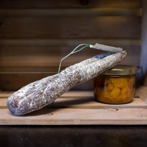 Tr&egrave;s originale et au go&ucirc;t d&eacute;licieux, nous vous proposons nos saucisses s&ecirc;ches de cailles. 100% viande de caille sans gras ajout&eacute;. 

Un produit qui reste tr&egrave;s peu de temps dans notre magasin vu la demande de notre client&egrave;le.

N'h&eacute;sitez pas &agrave; r&eacute;server rapidement vos saucisses pour surprendre vos convives!
